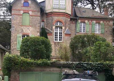 Truhaud Peintre 56 : Artisan peintresur Lorient (56) dans le Morbihan (56) et le Finistère (29) : travaux de toiture : nettoyage et démoussage toiture. Peinture hydrofuge toiture. Travaux de façade : Nettoyage et démoussage façade. Ravalement peinture façade. Imperméabilisation façade. Peinture boiserie et ferronnerie. Nettoyage des extérieurs et peinture d’intérieur : mur, plafond, boiserie…Pose de revêtements murauxpour la rénovation intérieure de la maison.
