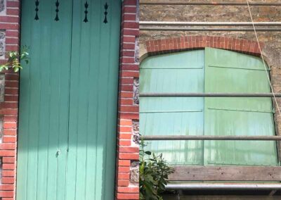 Truhaud Peintre 56 : Artisan peintresur Lorient (56) dans le Morbihan (56) et le Finistère (29) : travaux de toiture : nettoyage et démoussage toiture. Peinture hydrofuge toiture. Travaux de façade : Nettoyage et démoussage façade. Ravalement peinture façade. Imperméabilisation façade. Peinture boiserie et ferronnerie. Nettoyage des extérieurs et peinture d’intérieur : mur, plafond, boiserie…Pose de revêtements murauxpour la rénovation intérieure de la maison.