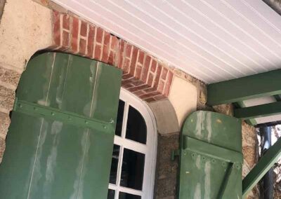 Truhaud Peintre 56 : Artisan peintresur Lorient (56) dans le Morbihan (56) et le Finistère (29) : travaux de toiture : nettoyage et démoussage toiture. Peinture hydrofuge toiture. Travaux de façade : Nettoyage et démoussage façade. Ravalement peinture façade. Imperméabilisation façade. Peinture boiserie et ferronnerie. Nettoyage des extérieurs et peinture d’intérieur : mur, plafond, boiserie…Pose de revêtements murauxpour la rénovation intérieure de la maison.