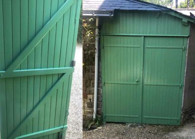 Truhaud Peintre 56 : Artisan peintresur Lorient (56) dans le Morbihan (56) et le Finistère (29) : travaux de toiture : nettoyage et démoussage toiture. Peinture hydrofuge toiture. Travaux de façade : Nettoyage et démoussage façade. Ravalement peinture façade. Imperméabilisation façade. Peinture boiserie et ferronnerie. Nettoyage des extérieurs et peinture d’intérieur : mur, plafond, boiserie…Pose de revêtements murauxpour la rénovation intérieure de la maison.