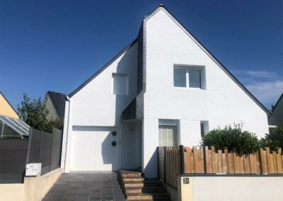 Truhaud Peintre 56 : Artisan peintresur Lorient (56) dans le Morbihan (56) et le Finistère (29) : travaux de toiture : nettoyage et démoussage toiture. Peinture hydrofuge toiture. Travaux de façade : Nettoyage et démoussage façade. Ravalement peinture façade. Imperméabilisation façade. Peinture boiserie et ferronnerie. Nettoyage des extérieurs et peinture d’intérieur : mur, plafond, boiserie…Pose de revêtements murauxpour la rénovation intérieure de la maison.