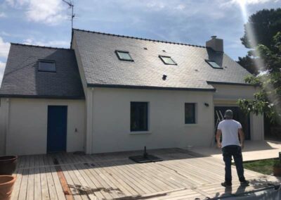 Truhaud Peintre 56 : Artisan peintresur Lorient (56) dans le Morbihan (56) et le Finistère (29) : travaux de toiture : nettoyage et démoussage toiture. Peinture hydrofuge toiture. Travaux de façade : Nettoyage et démoussage façade. Ravalement peinture façade. Imperméabilisation façade. Peinture boiserie et ferronnerie. Nettoyage des extérieurs et peinture d’intérieur : mur, plafond, boiserie…Pose de revêtements murauxpour la rénovation intérieure de la maison.