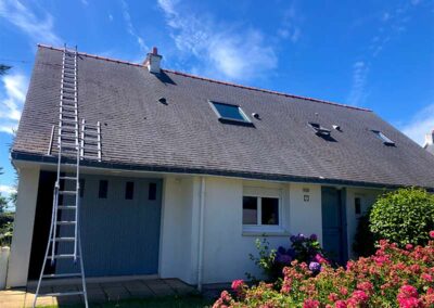Truhaud Peintre 56 : Artisan peintresur Lorient (56) dans le Morbihan (56) et le Finistère (29) : travaux de toiture : nettoyage et démoussage toiture. Peinture hydrofuge toiture. Travaux de façade : Nettoyage et démoussage façade. Ravalement peinture façade. Imperméabilisation façade. Peinture boiserie et ferronnerie. Nettoyage des extérieurs et peinture d’intérieur : mur, plafond, boiserie…Pose de revêtements murauxpour la rénovation intérieure de la maison.