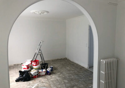 Truhaud Peintre 56 : Artisan peintresur Lorient (56) dans le Morbihan (56) et le Finistère (29) : travaux de toiture : nettoyage et démoussage toiture. Peinture hydrofuge toiture. Travaux de façade : Nettoyage et démoussage façade. Ravalement peinture façade. Imperméabilisation façade. Peinture boiserie et ferronnerie. Nettoyage des extérieurs et peinture d’intérieur : mur, plafond, boiserie…Pose de revêtements murauxpour la rénovation intérieure de la maison.