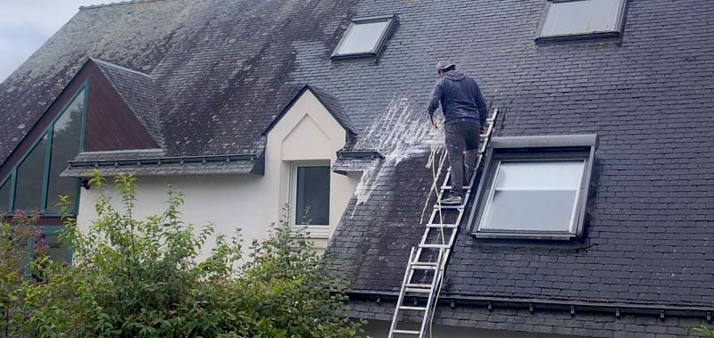 Truhaud Peintre 56 : Artisan peintresur Lorient (56) dans le Morbihan (56) et le Finistère (29) : travaux de toiture : nettoyage et démoussage toiture. Peinture hydrofuge toiture. Travaux de façade : Nettoyage et démoussage façade. Ravalement peinture façade. Imperméabilisation façade. Peinture boiserie et ferronnerie. Nettoyage des extérieurs et peinture d’intérieur : mur, plafond, boiserie…Pose de revêtements murauxpour la rénovation intérieure de la maison.