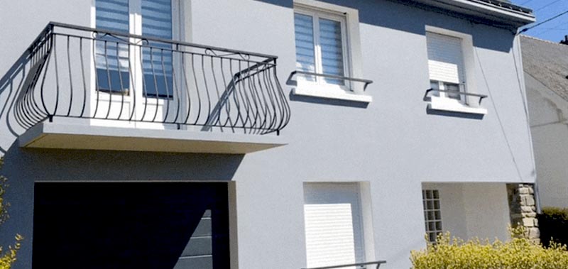 Truhaud Peintre 56 : Artisan peintresur Lorient (56) dans le Morbihan (56) et le Finistère (29) : travaux de toiture : nettoyage et démoussage toiture. Peinture hydrofuge toiture. Travaux de façade : Nettoyage et démoussage façade. Ravalement peinture façade. Imperméabilisation façade. Peinture boiserie et ferronnerie. Nettoyage des extérieurs et peinture d’intérieur : mur, plafond, boiserie…Pose de revêtements murauxpour la rénovation intérieure de la maison.